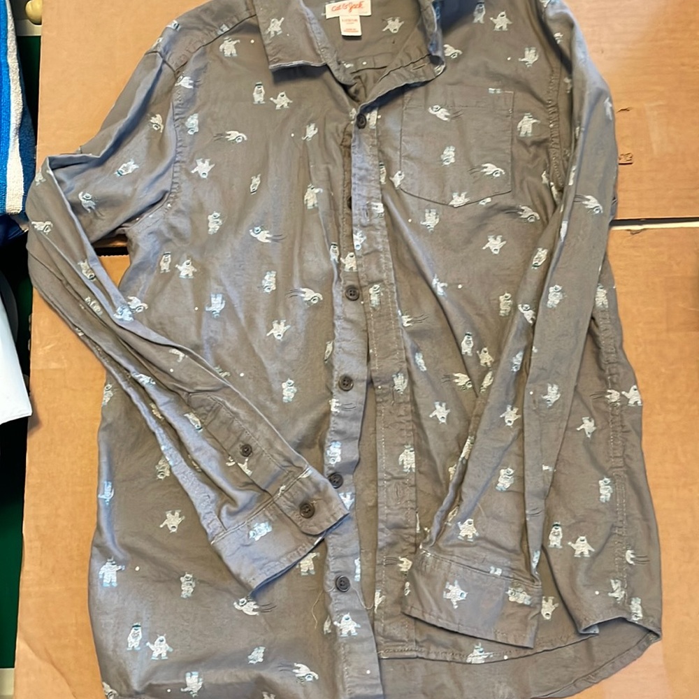 Kids button down long sleeve shirt, sleeves wrinkled, great condition, size L